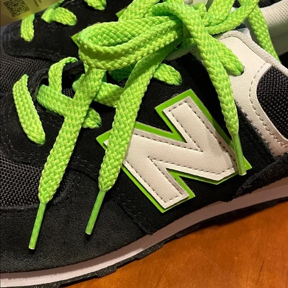 NWT 574 New Balance Kids Black Sneakers with Green Accents big kids size 7